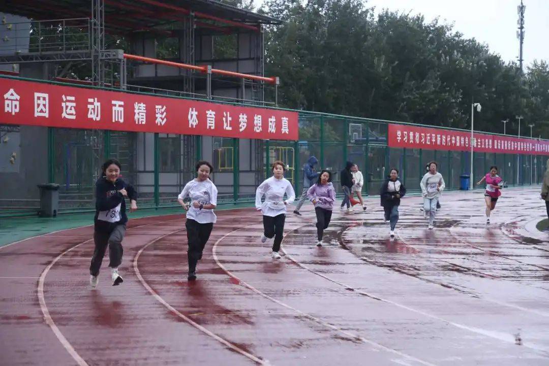 全力以赴！优秀运动员奋勇拼搏的简单介绍