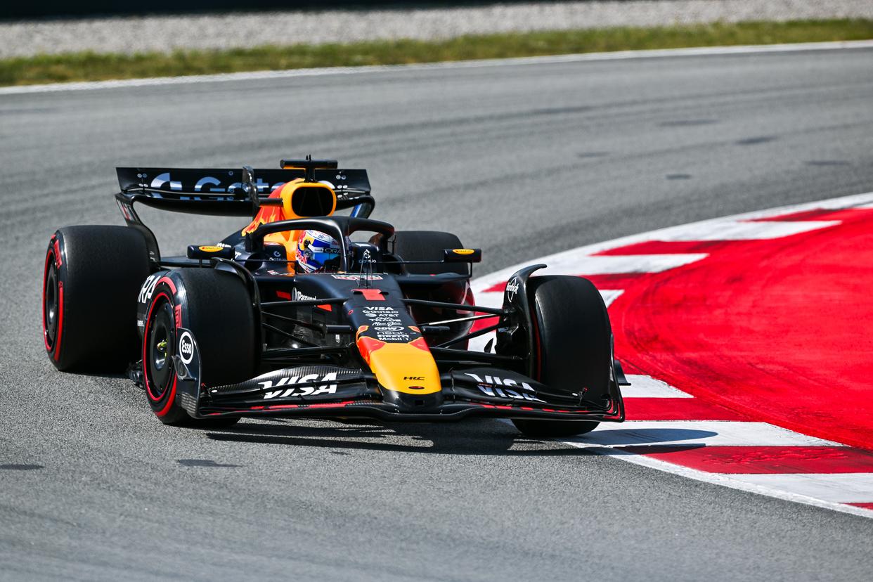 F1赛车赛事中热刺战胜对手成功退赛