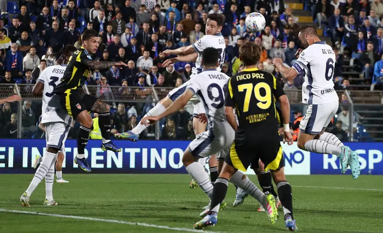 尤文图斯冲击卫冕冠军,备战关键战役 尤文图斯冲击卫冕冠军,备战关键战役