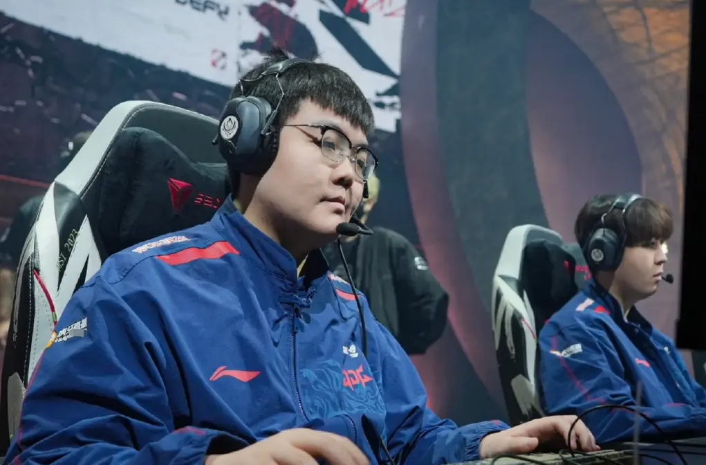 FPX力克JDG,Knight开启传奇时刻入围赛3:1(成都) FPX力克JDG,Knight开启传奇时刻入围赛3:1(成都)