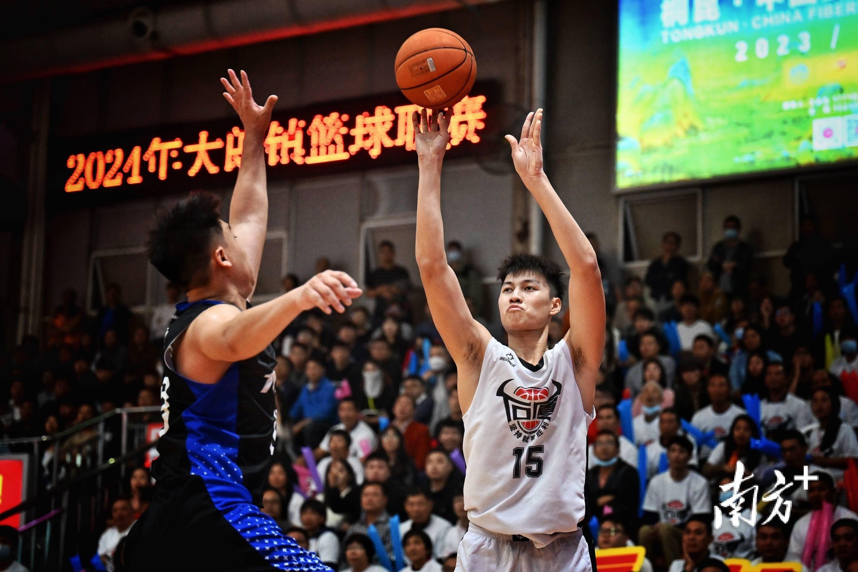 激烈的篮球比赛现场激发了观众热情 激烈的篮球比赛现场激发了观众热情