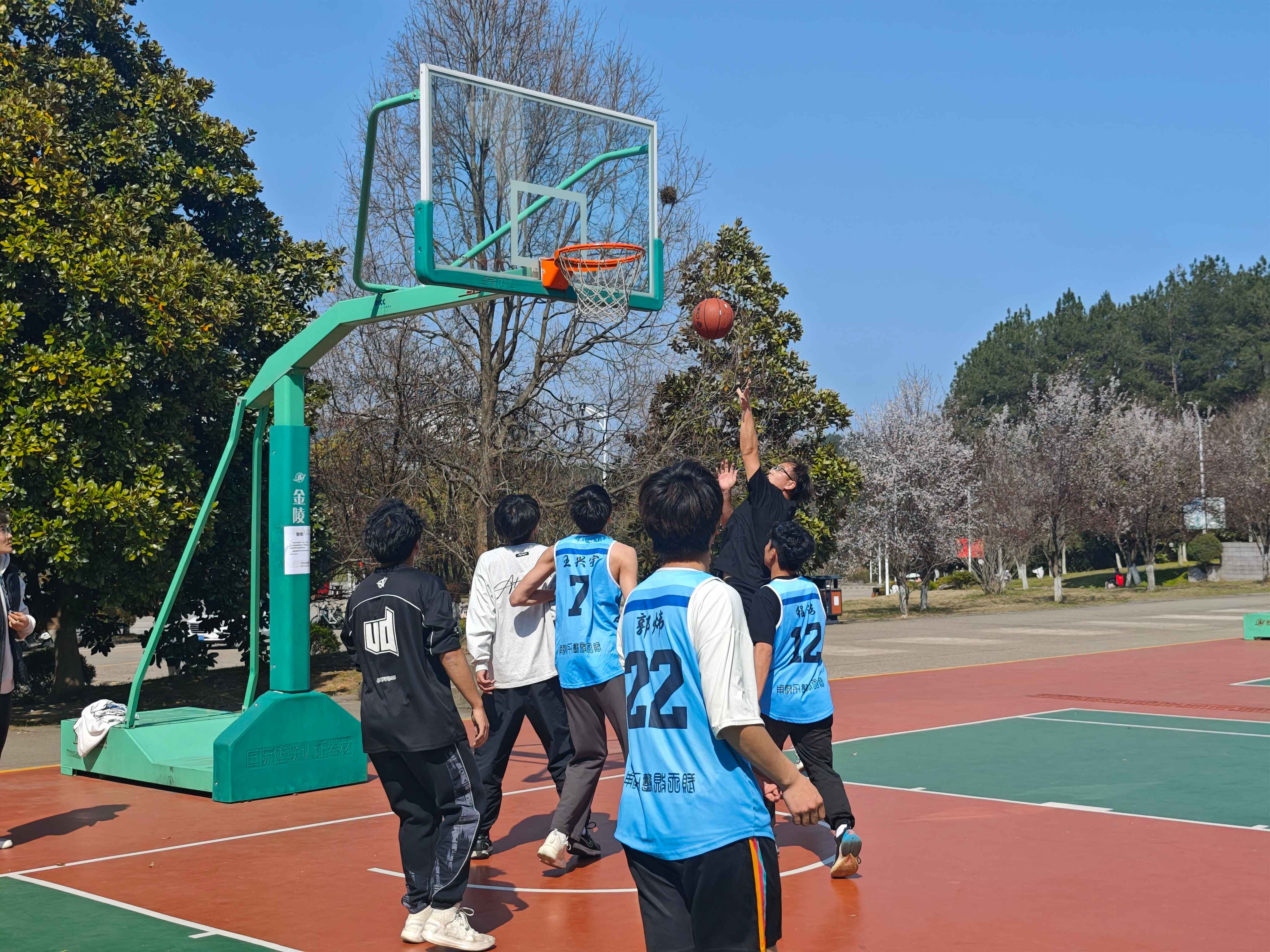 激烈的篮球比赛现场激发了观众热情 激烈的篮球比赛现场激发了观众热情