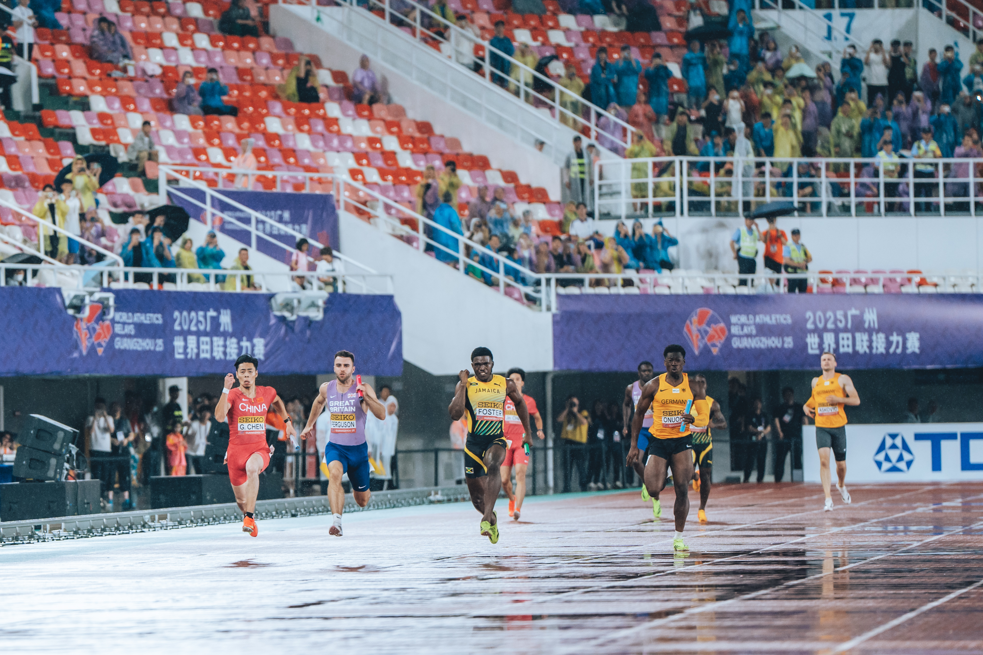 冲刺终点!国际体育盛事秀出风采 冲刺终点!国际体育盛事秀出风采