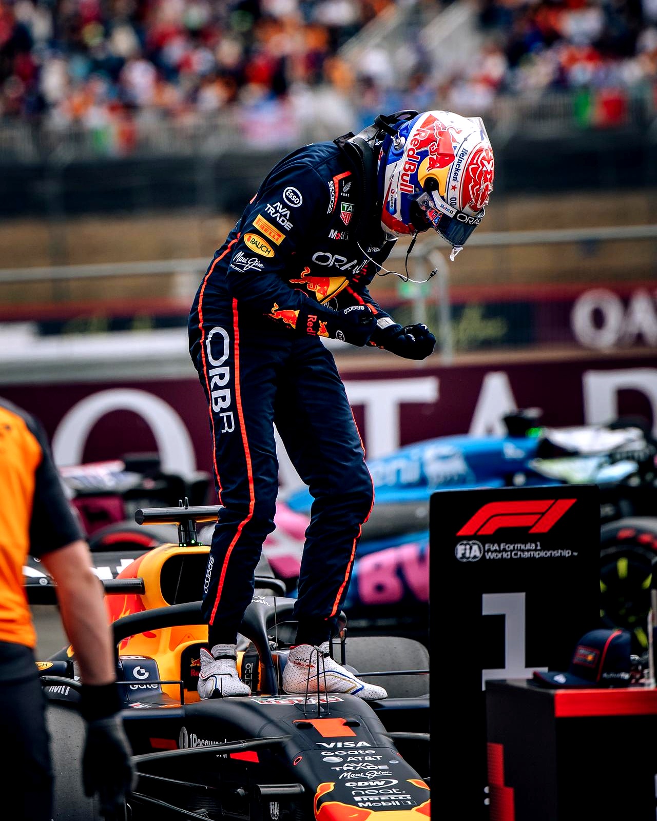 红牛车队险胜索伯车队，塞恩斯刷新纪录